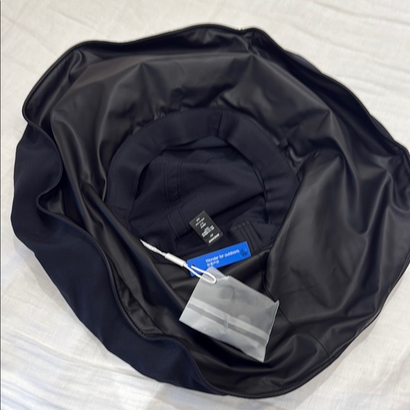 Elegant Black Wide-Brim Hat - Picture 2 of 6